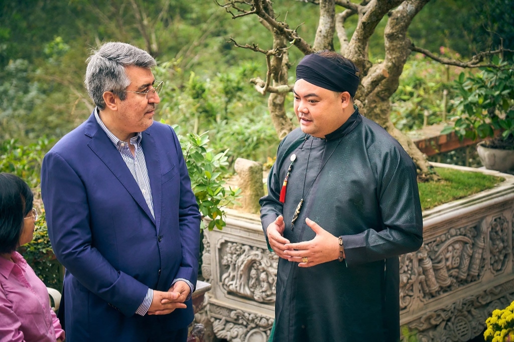 Master Lê Thái Bình tiếp Ngài Đại Sứ Iran tại Nam Viên Phủ 2