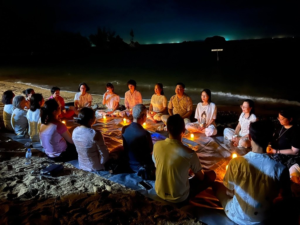 Thiền đàm và thiền nến bên bờ biển đêm Đảo Cái Chiên