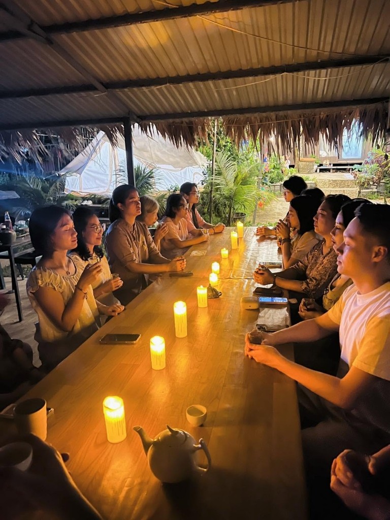 Thiền trà tĩnh thức ấm cúng dưới ánh nến tại Cái Chiên