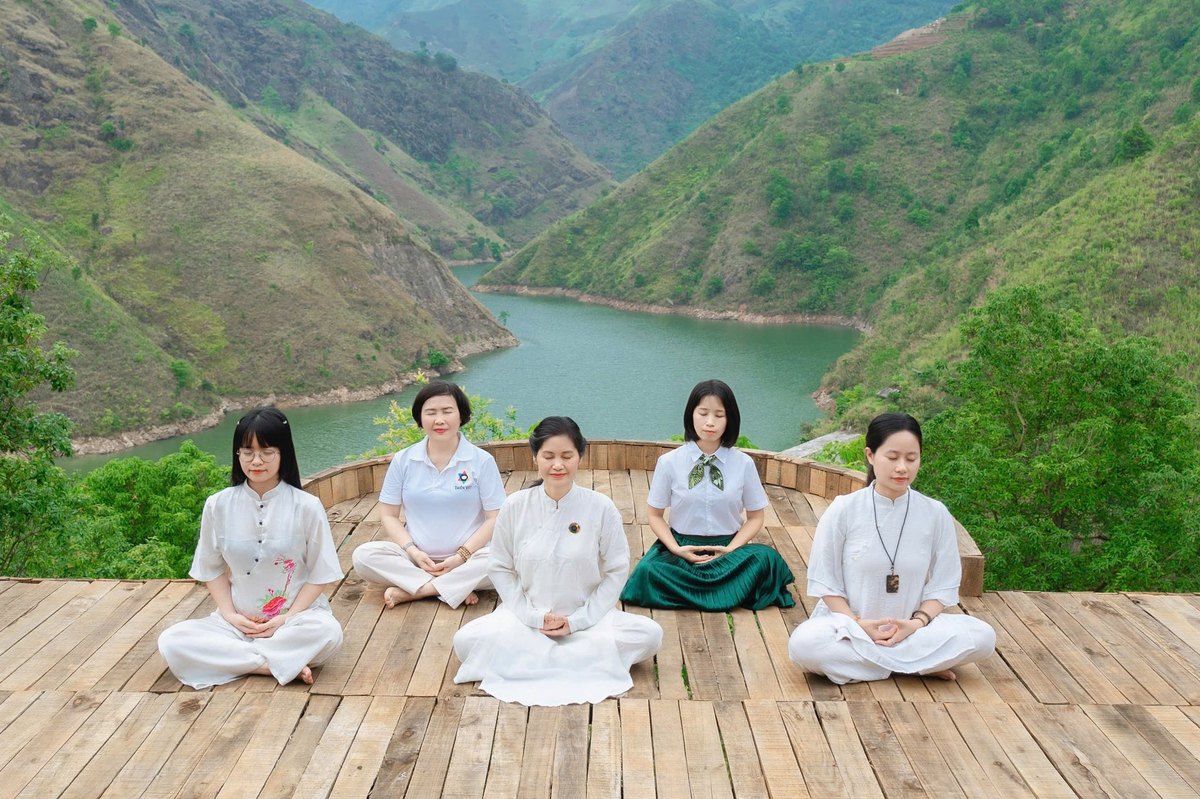 Thiền giữa thiên nhiên hùng vĩ trên sàn gỗ ngắm lòng hồ