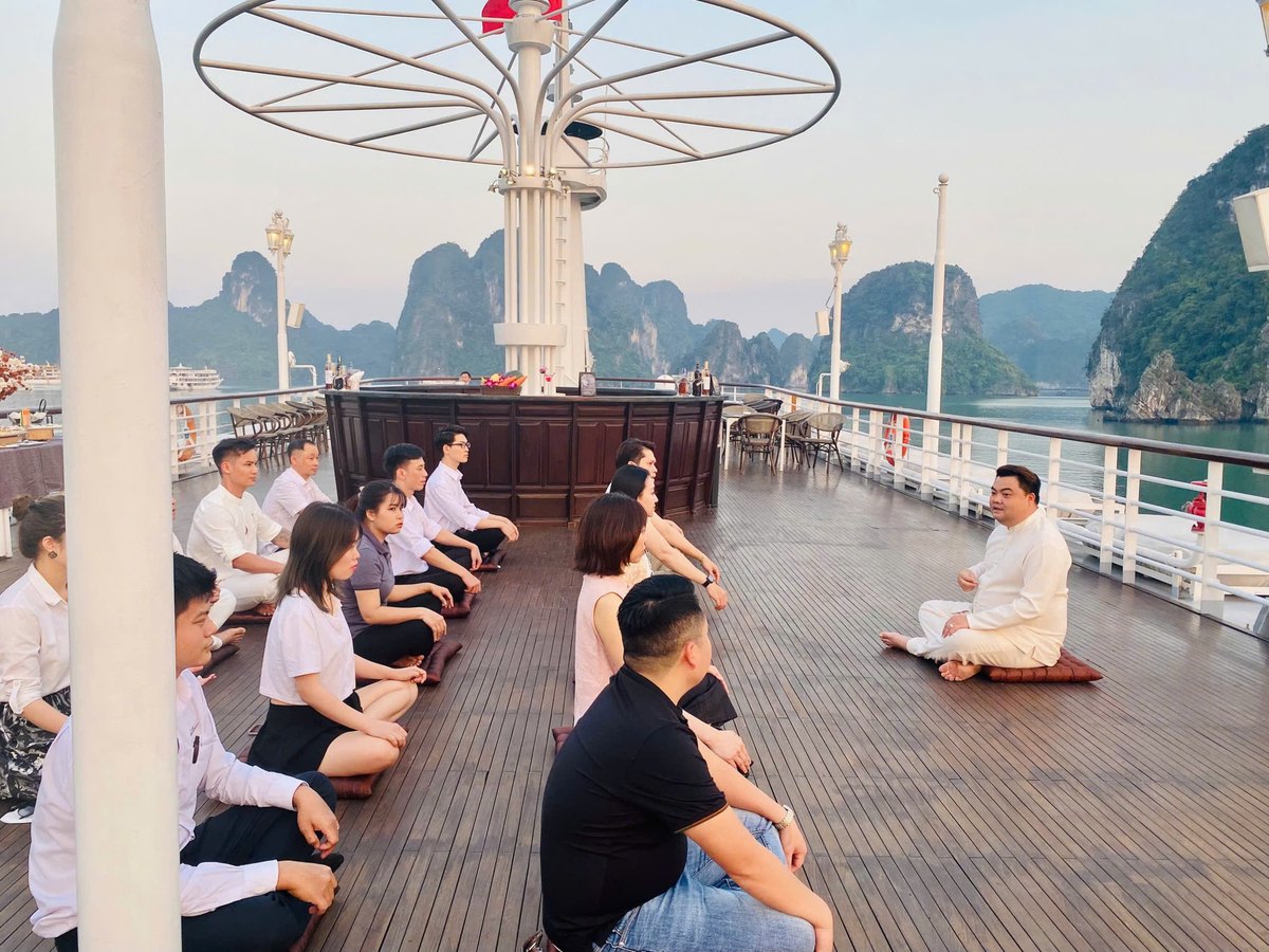 Thiền định trên sundeck du thuyền Paradise Cruise giữa kỳ quan thiên nhiên