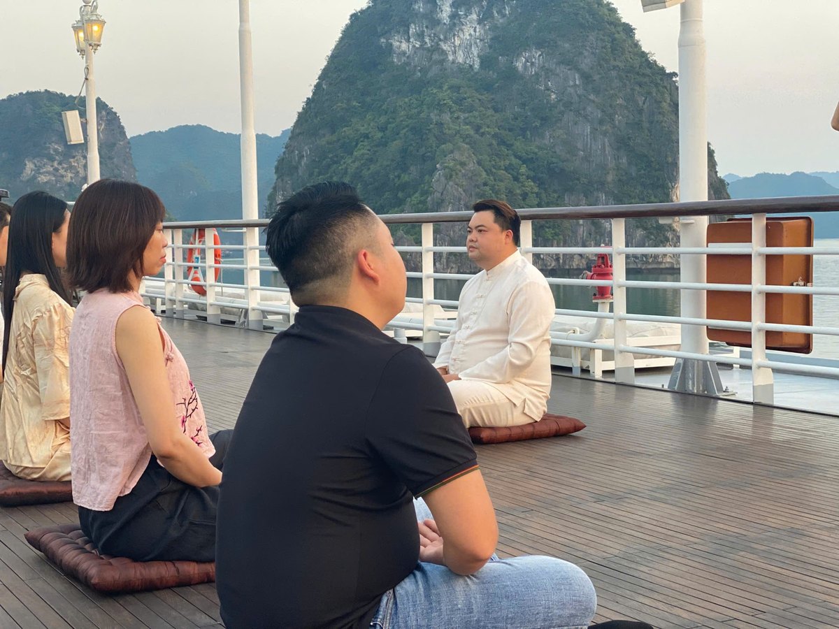 Đoàn học viên tĩnh tọa đón bình minh trên biển