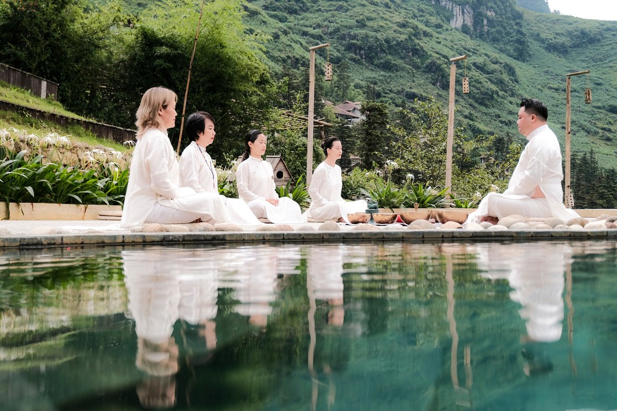 Thiền chuông xoay bên hồ vô cực ngắm mây ngàn Hoàng Liên Sơn