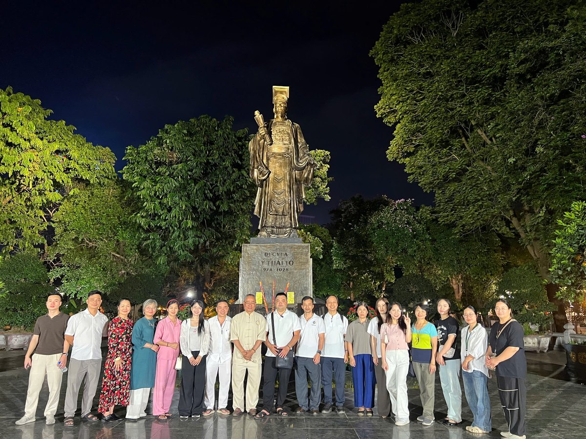Kết khóa tour đêm an lạc tại đền Ngọc Sơn