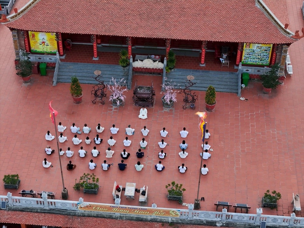Đại đoàn thiền tọa trang nghiêm tại sân Chùa Tháp Tường Long