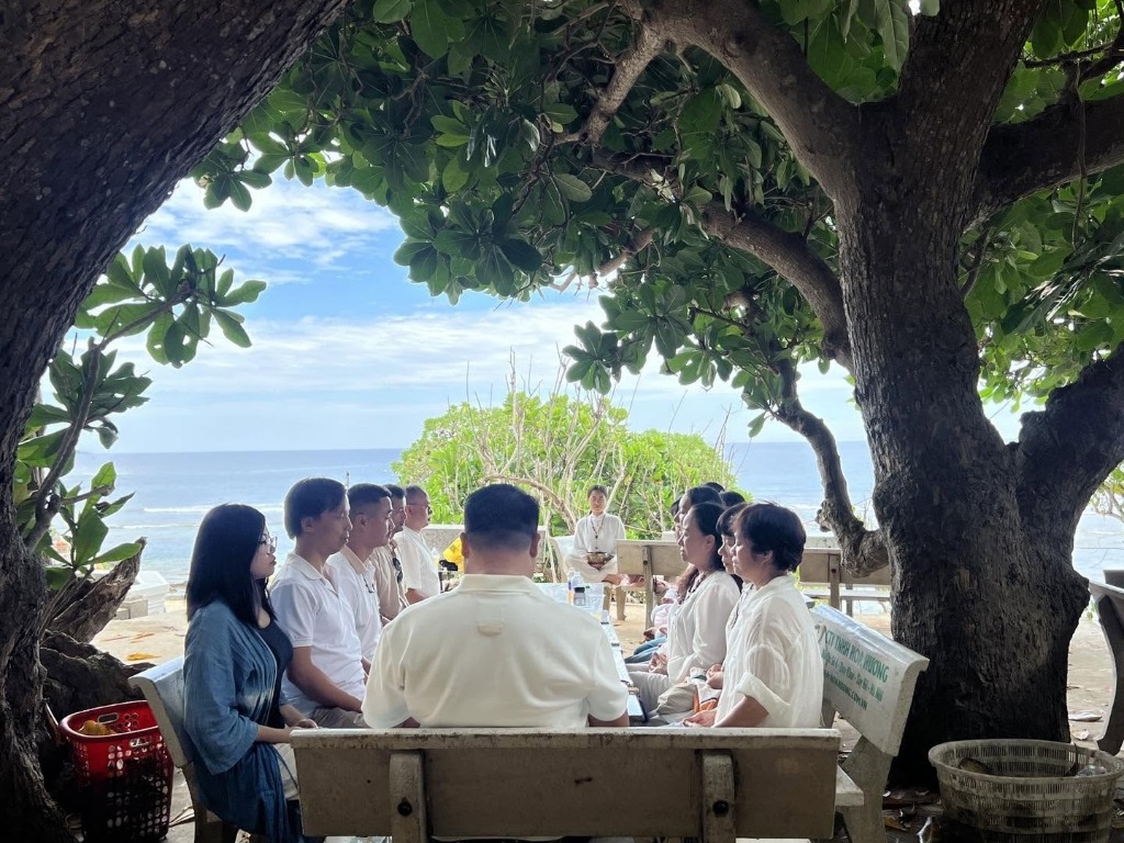 Thiền chuông dưới bóng bàng vuông cổ thụ