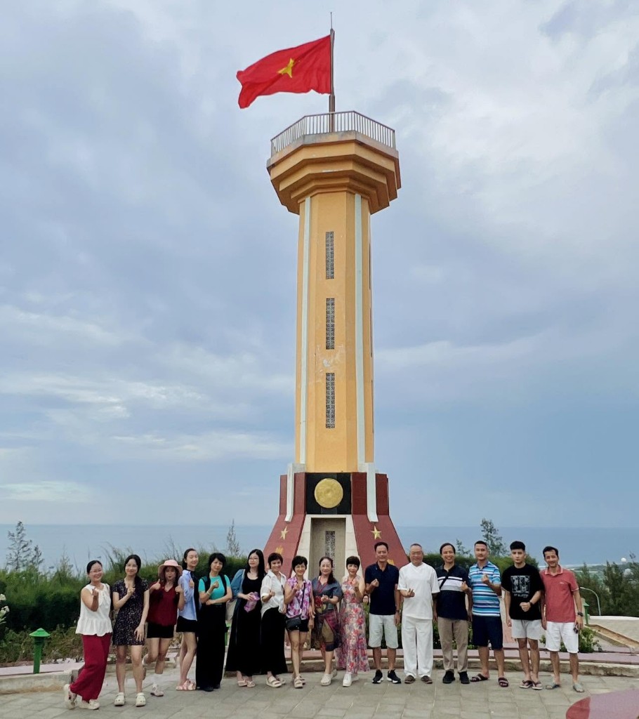 Đoàn tại Cột cờ Tổ quốc đỉnh Thới Lới Lý Sơn