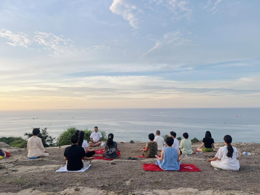 Thiền đón bình minh trên đỉnh núi đảo Lý Sơn
