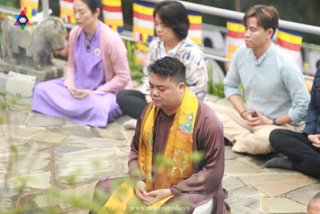 Master Lê Thái Bình và học viên tĩnh tọa tại Ngọa Vân