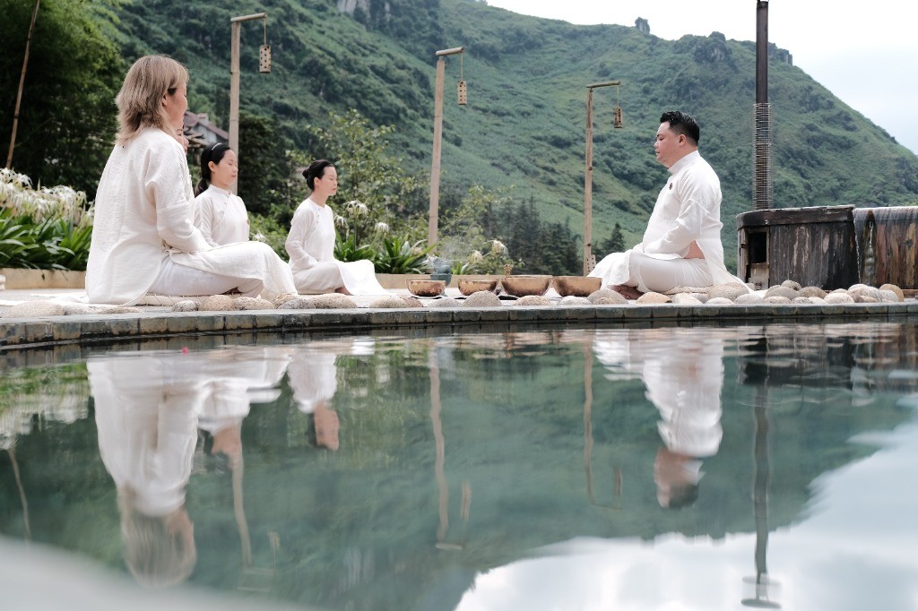 Master Lê Thái Bình và học viên tĩnh tọa chuông xoay Sa Pa