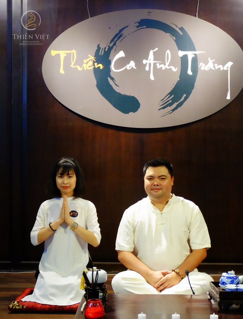 Thiền đón sinh khí bên Tháp Rùa và Cầu Thê Húc