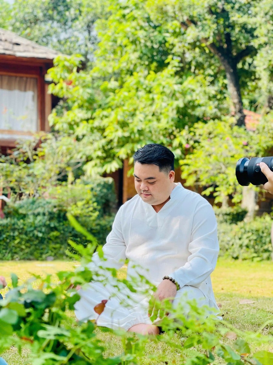 Đoàn học viên trên boong tàu Hạ Long