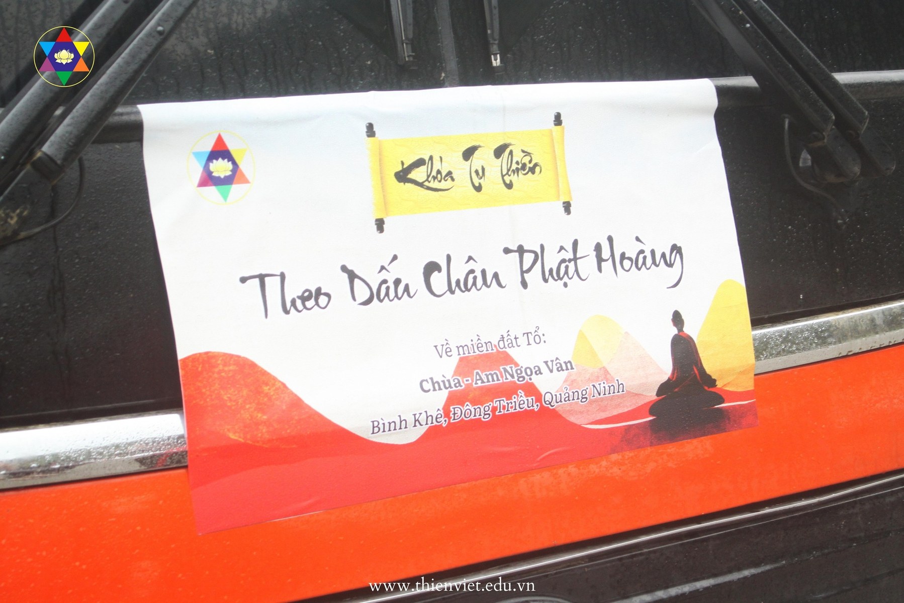 Thiền hành bên suối Yên Tử