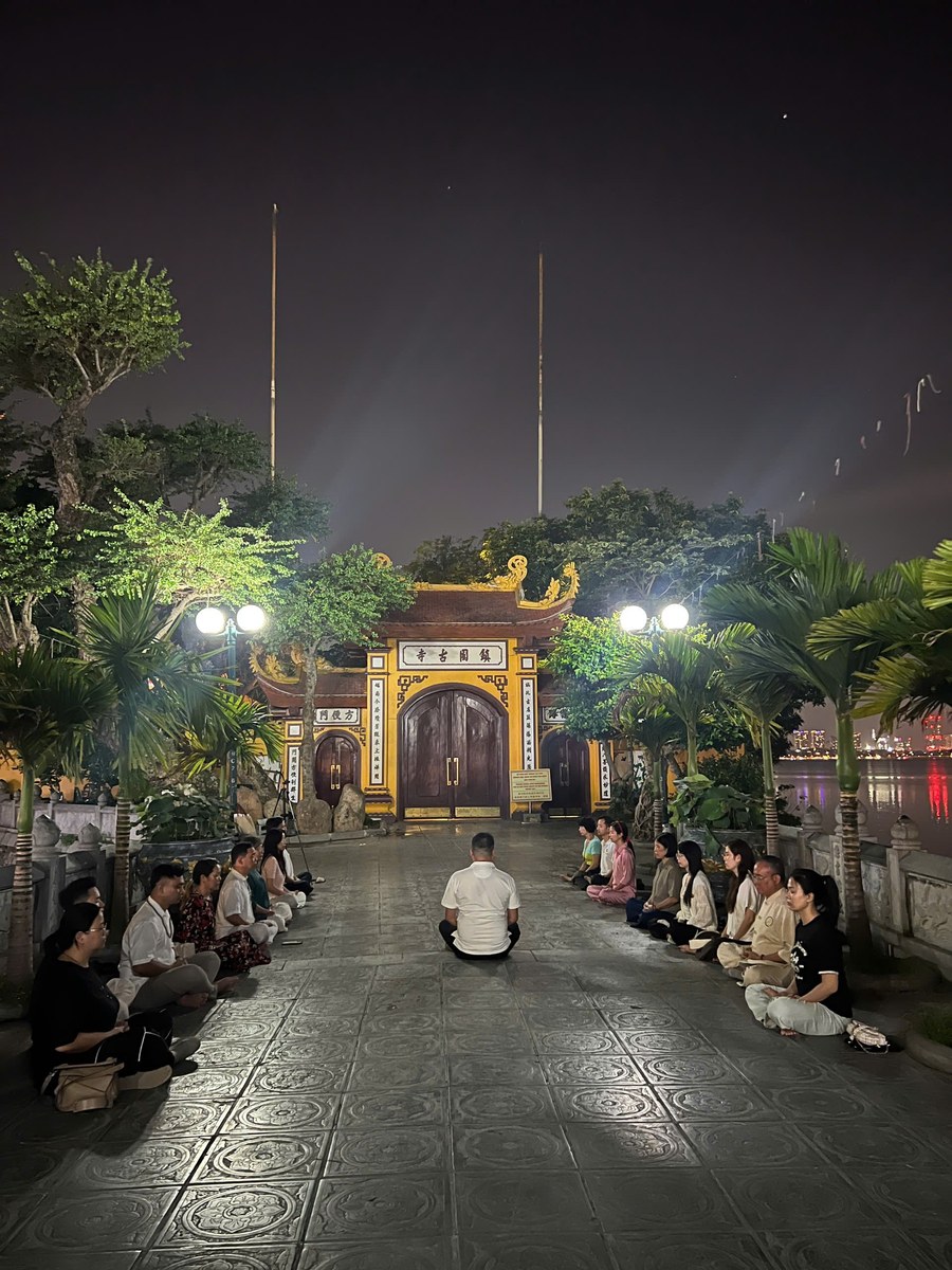 Tọa thiền trước thềm điện Kính Thiên Hoàng Thành