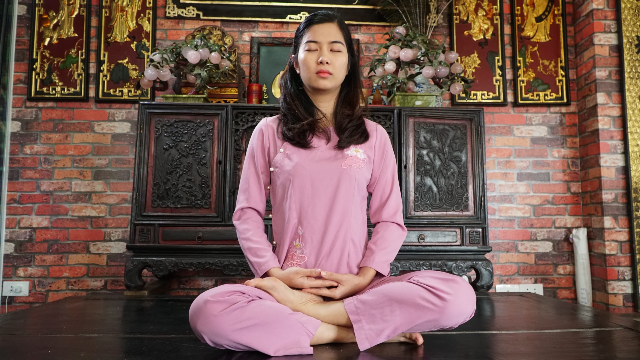 ngoi ban kiet gia scaled