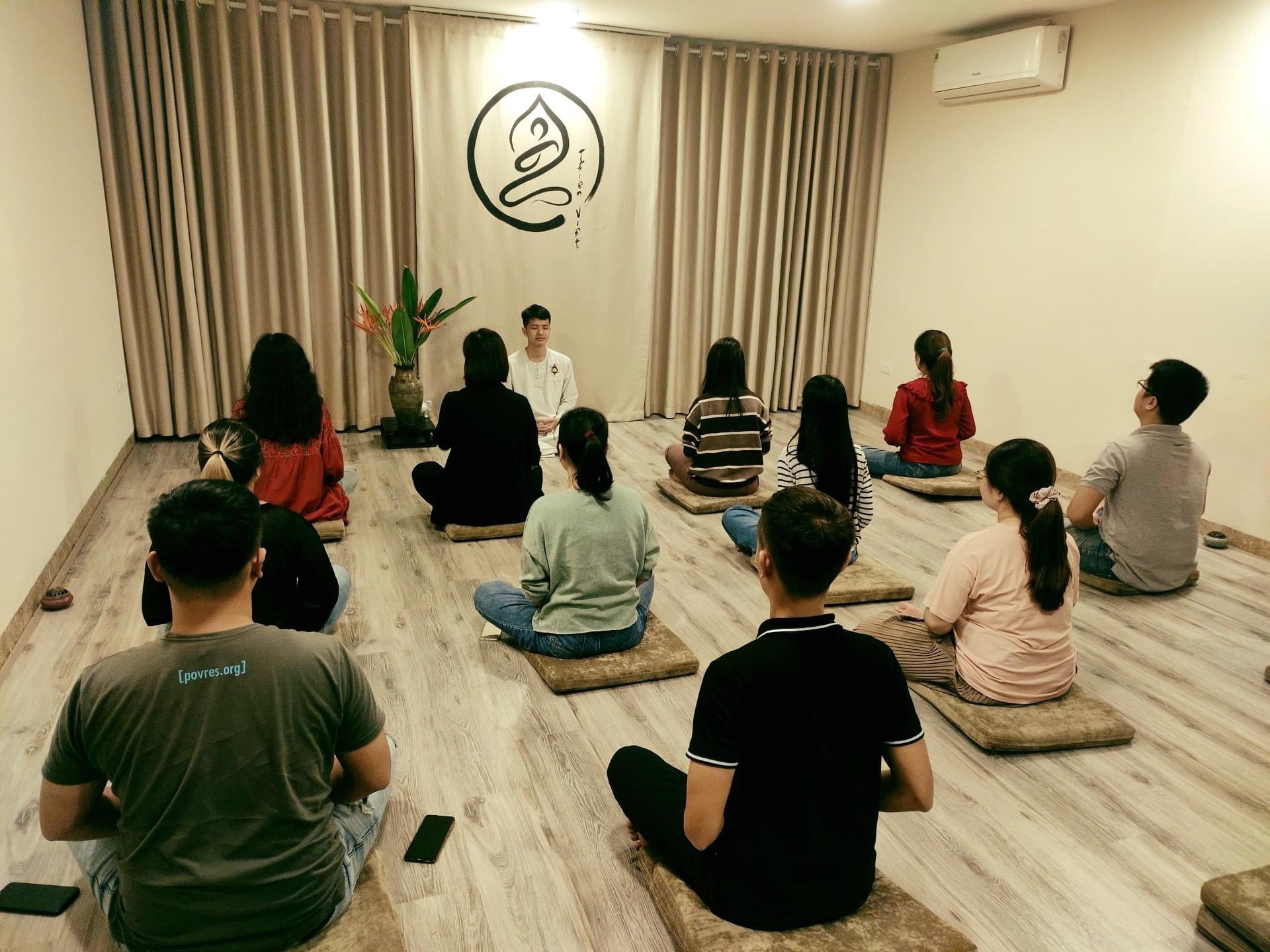 Phương pháp thiền dưỡng sinh năng lượng bao gồm một loạt các bài thiền định có hướng dẫn hàng ngày và các bài thiền bổ trợ vô cùng hữu ích