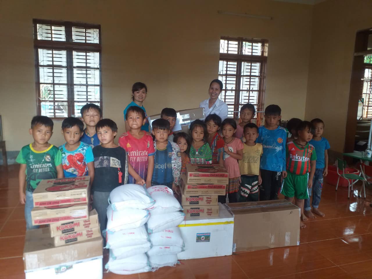 TRAO QUÀ TRUNG THU VÀ HỖ TRỢ ĐỒNG BÀO TẠI HUYỆN MỘC CHÂU (SƠN LA)
