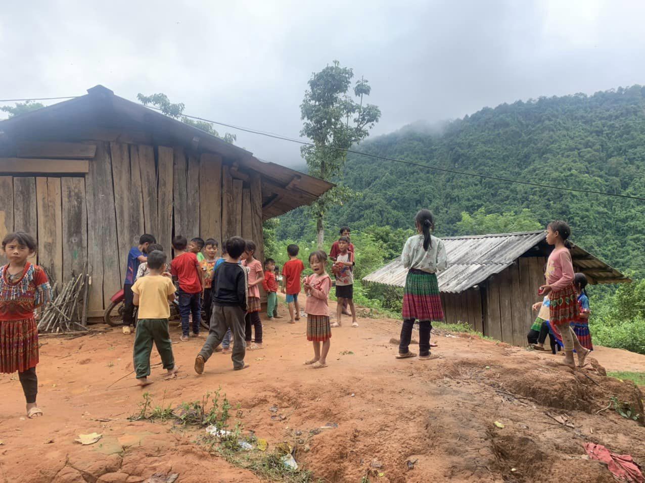 TRAO QUÀ TRUNG THU VÀ HỖ TRỢ ĐỒNG BÀO TẠI HUYỆN MỘC CHÂU (SƠN LA)
