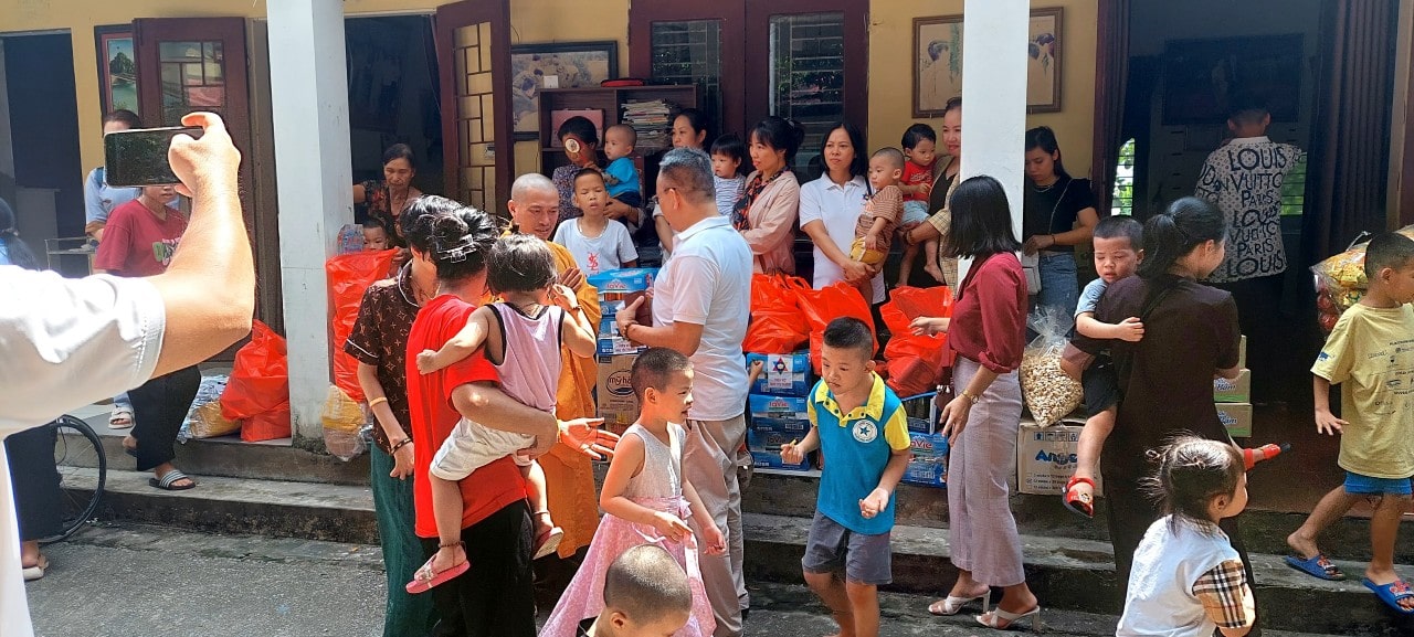 Trao Qua Cho Cac Em Nho Chua Thien Huong Hung Yen (1)