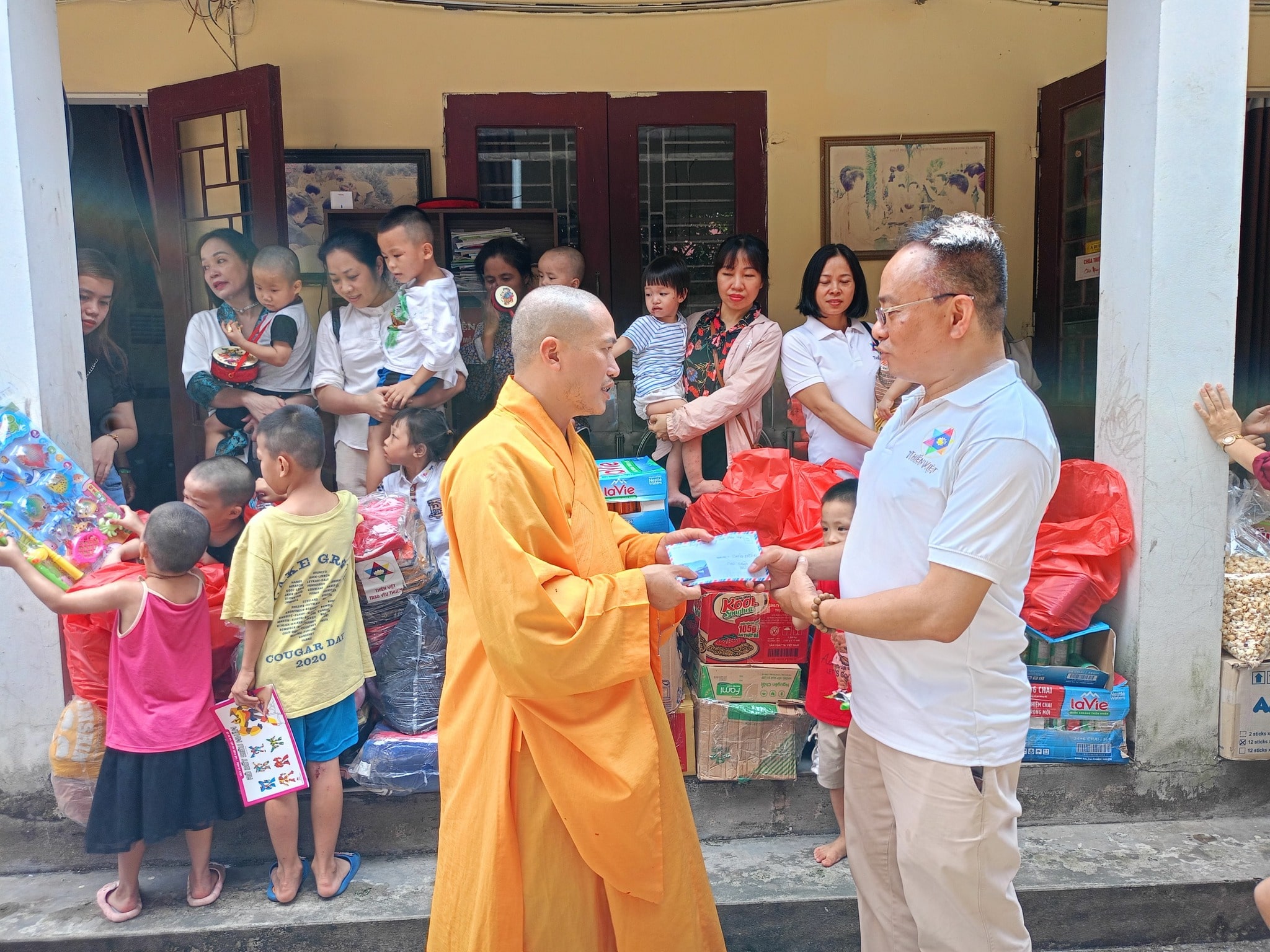 Trao Qua Cho Cac Em Nho Chua Thien Huong Hung Yen (3)