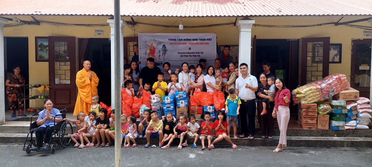 Trao Qua Cho Cac Em Nho Chua Thien Huong Hung Yen (5)